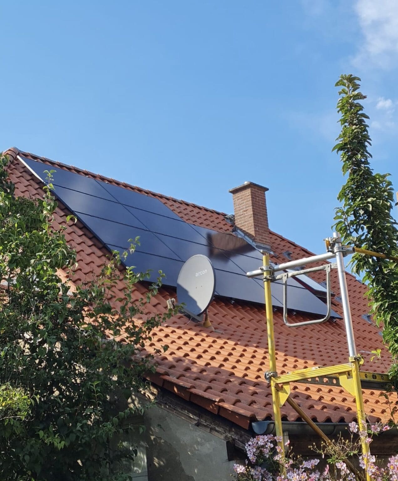 Bild eines Hauses mit installierten Photovoltaikmodulen, die Sonnenlicht in Strom umwandeln