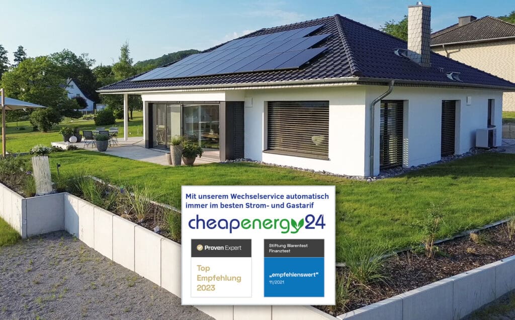 Ein Bild eines Hauses mit grüner Wiese und Solaranlagen auf dem Dach, das die Verbindung von Natur und erneuerbarer Energie verdeutlicht.